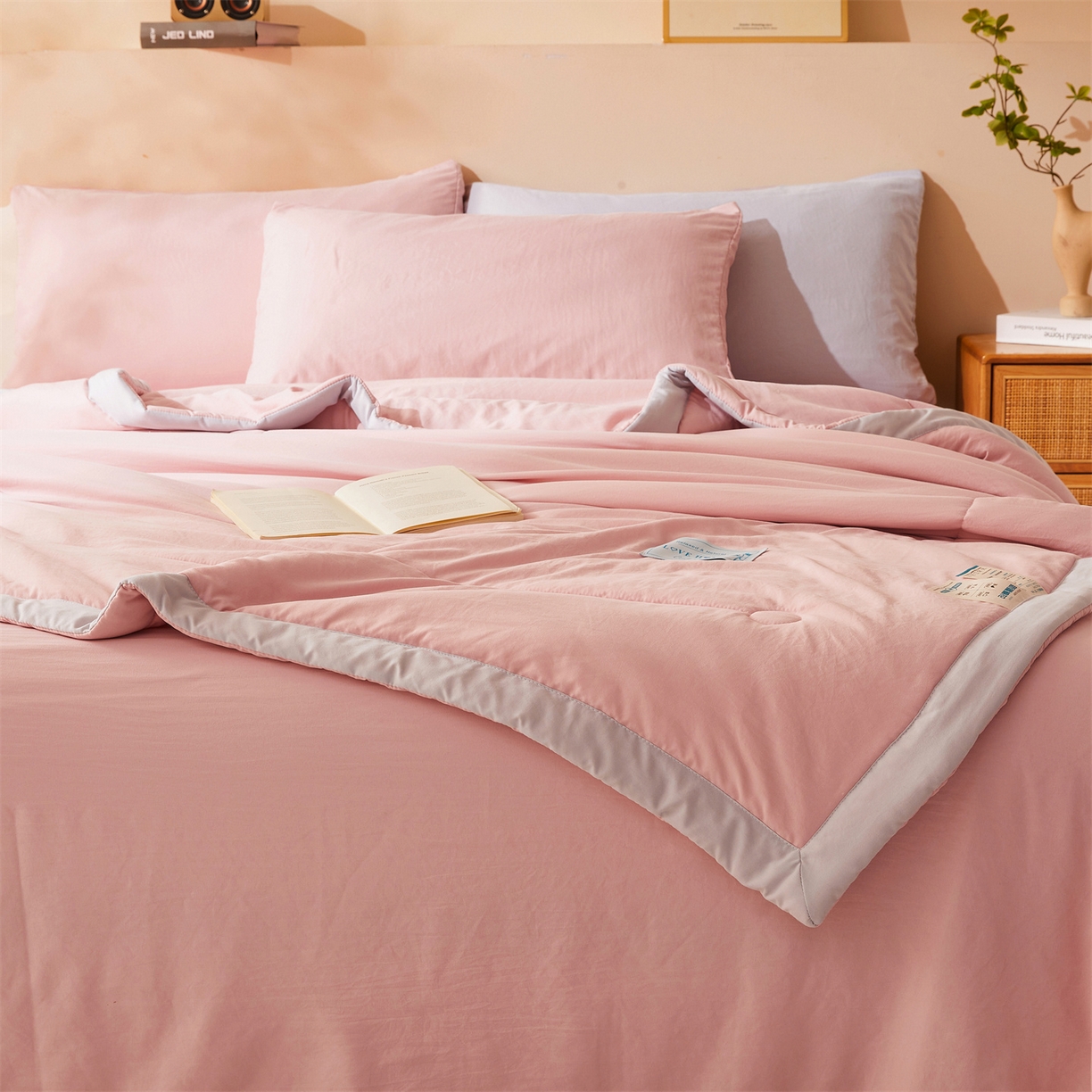 91家纺网 家纺一手货源 找家纺 罗布斯 2026新款简约纯色风水洗棉双拼夏被新疆棉花被夏凉被空调被(买家秀加微） 樱花粉