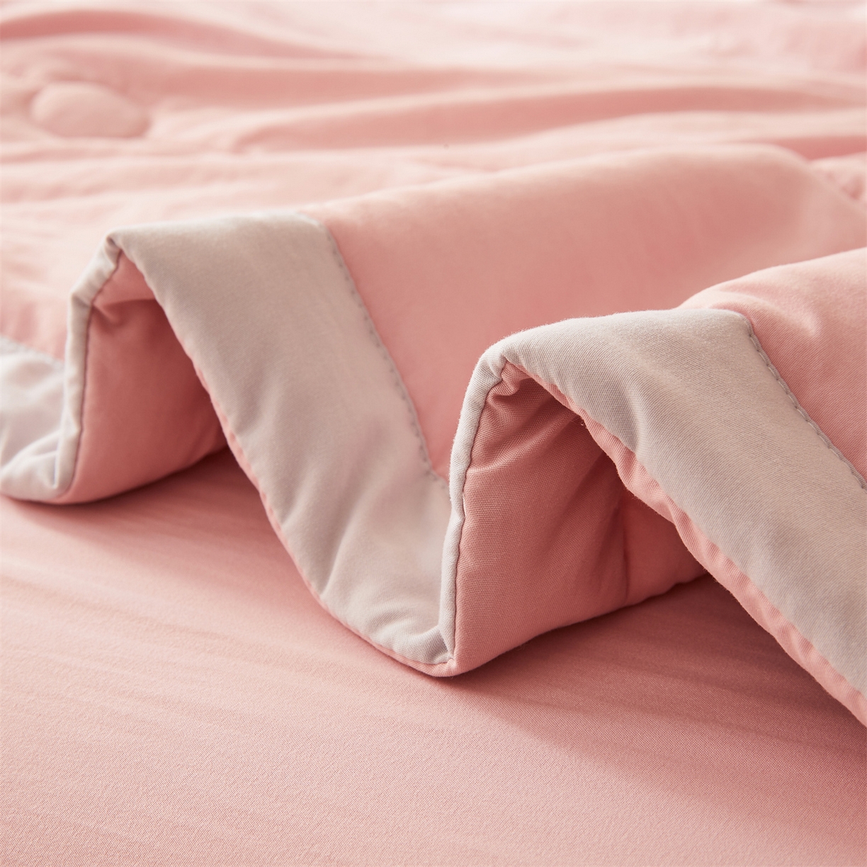 91家纺网 家纺一手货源 找家纺 罗布斯 2026新款简约纯色风水洗棉双拼夏被新疆棉花被夏凉被空调被(买家秀加微） 樱花粉