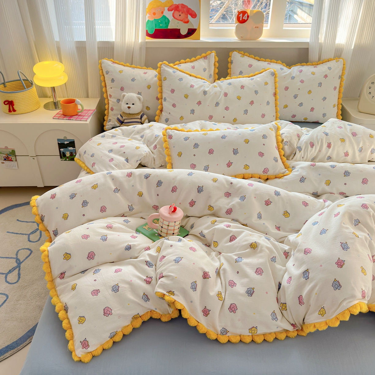 91家纺网 家纺一手货源 找家纺 丽涵家纺 2026新款全棉双层纱全棉纯棉大雁纹毛球花边四件套 小怪兽