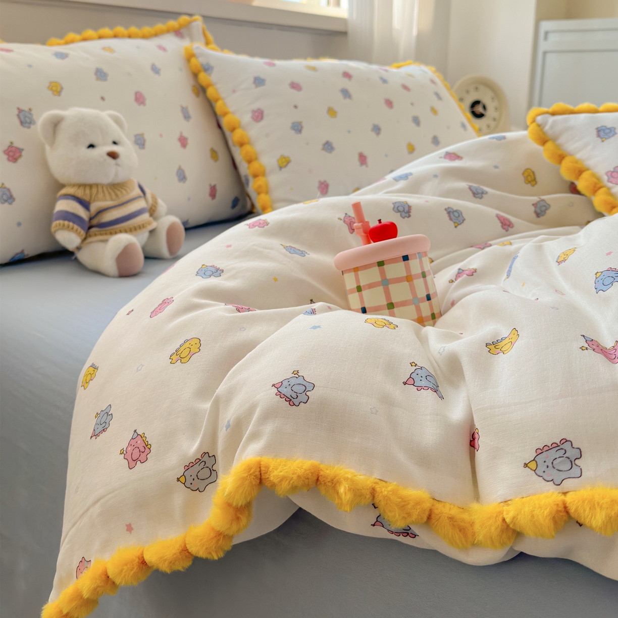 91家纺网 家纺一手货源 找家纺 丽涵家纺 2026新款全棉双层纱全棉纯棉大雁纹毛球花边四件套 小怪兽