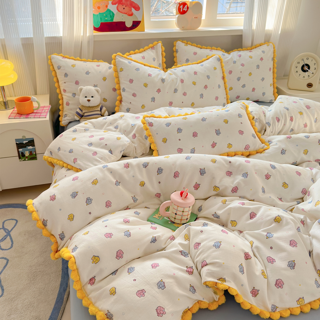 91家纺网 家纺一手货源 找家纺 丽涵家纺 2026新款全棉双层纱全棉纯棉大雁纹毛球花边四件套 小怪兽