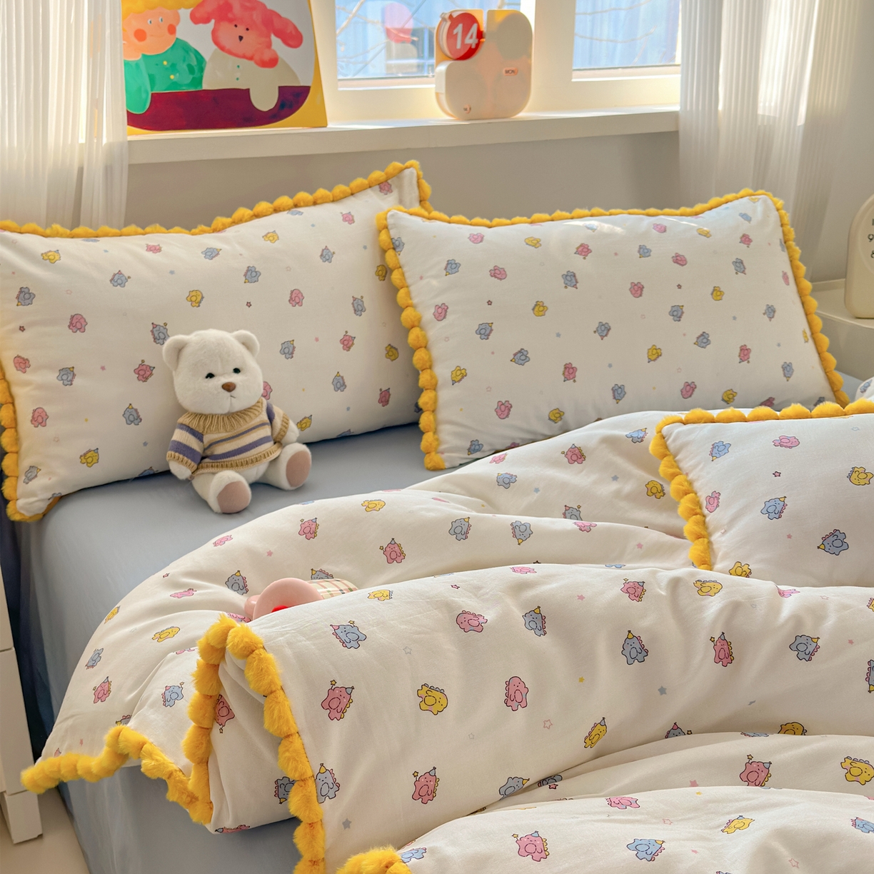 91家纺网 家纺一手货源 找家纺 丽涵家纺 2026新款全棉双层纱全棉纯棉大雁纹毛球花边四件套 小怪兽