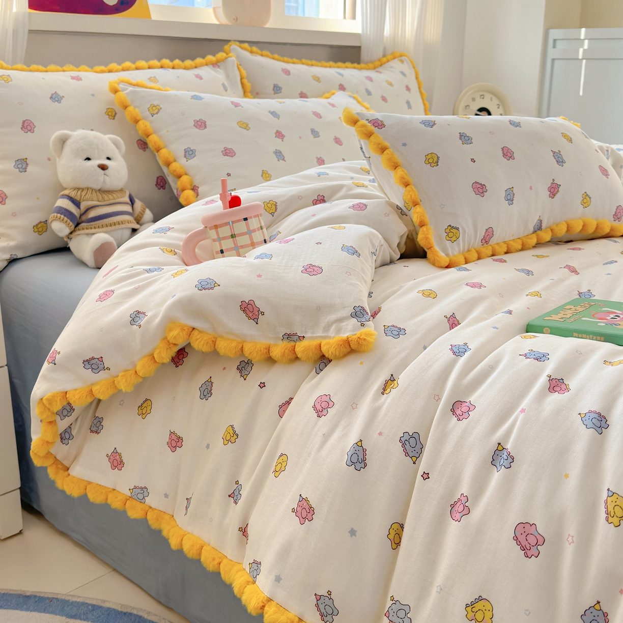 91家纺网 家纺一手货源 找家纺 丽涵家纺 2026新款全棉双层纱全棉纯棉大雁纹毛球花边四件套 小怪兽