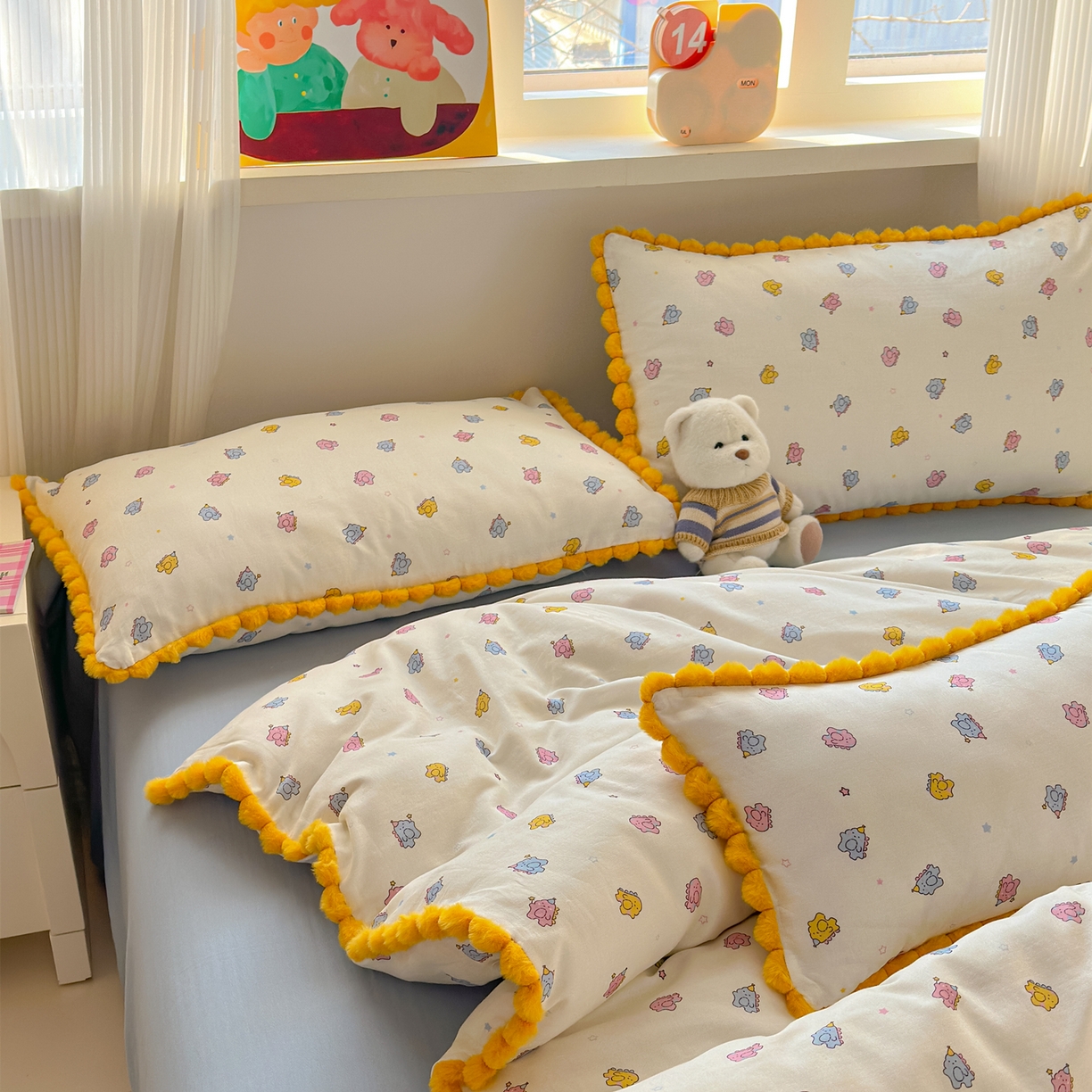 91家纺网 家纺一手货源 找家纺 丽涵家纺 2026新款全棉双层纱全棉纯棉大雁纹毛球花边四件套 小怪兽