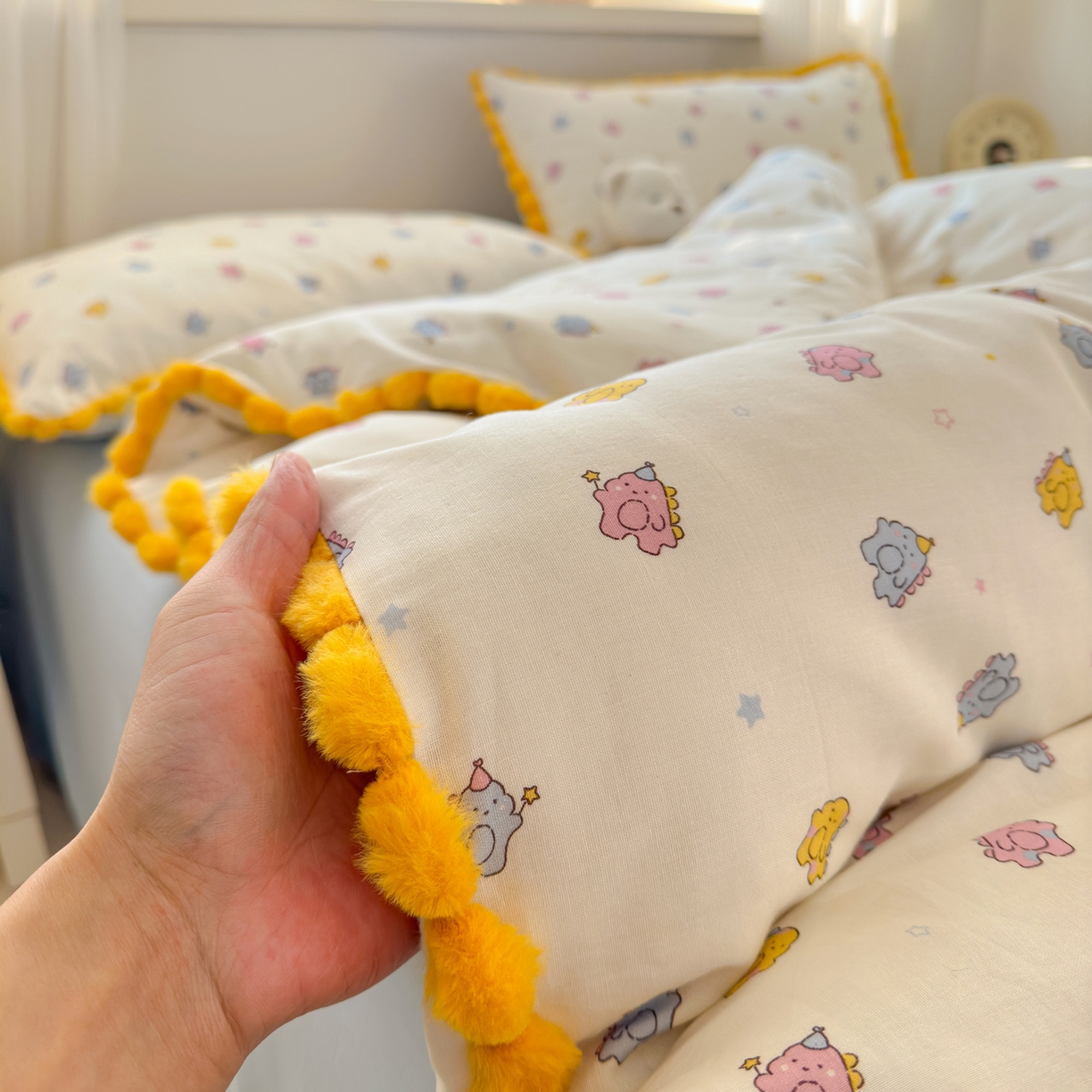 91家纺网 家纺一手货源 找家纺 丽涵家纺 2026新款全棉双层纱全棉纯棉大雁纹毛球花边四件套 小怪兽