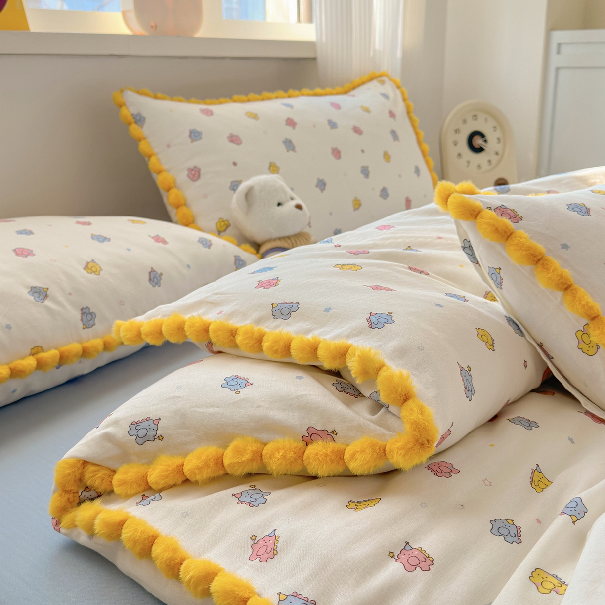 91家纺网 家纺一手货源 找家纺 丽涵家纺 2026新款全棉双层纱全棉纯棉大雁纹毛球花边四件套 小怪兽