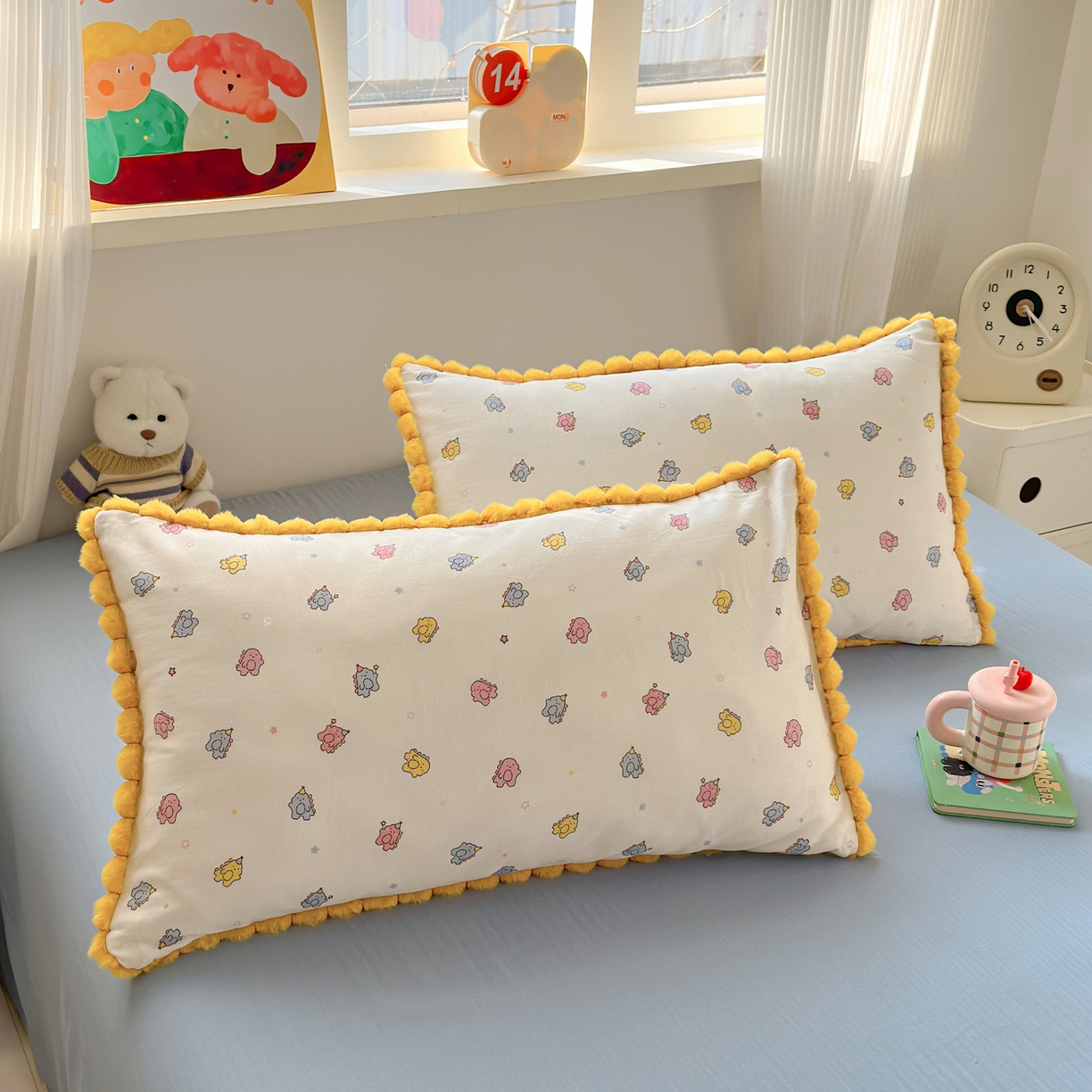 91家纺网 家纺一手货源 找家纺 丽涵家纺 2026新款全棉双层纱全棉纯棉大雁纹毛球花边四件套 小怪兽