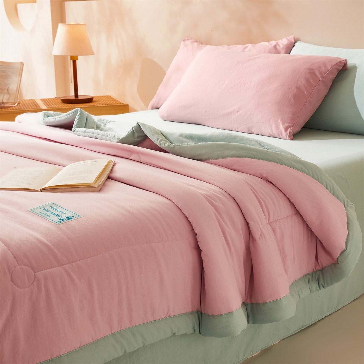 91家纺网 家纺一手货源 找家纺 罗布斯 2026新款简约纯色风水洗棉双拼夏被新疆棉花被夏凉被空调被(买家秀加微） 樱花粉拼果绿
