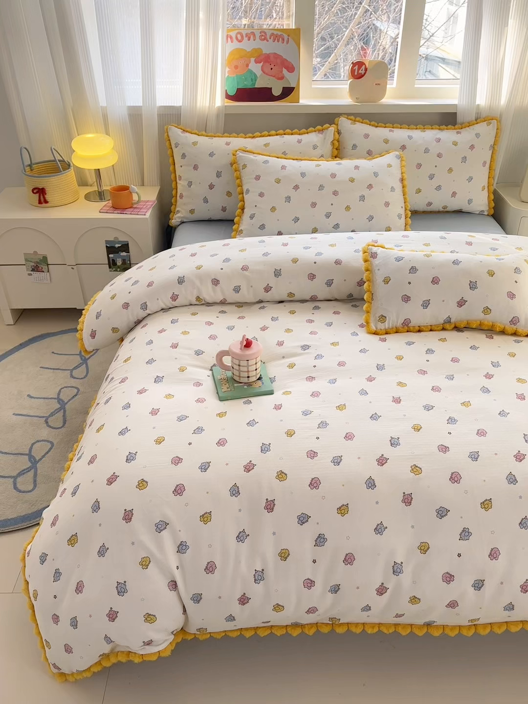 91家纺网 家纺一手货源 找家纺 丽涵家纺 2026新款全棉双层纱全棉纯棉大雁纹毛球花边四件套 小怪兽