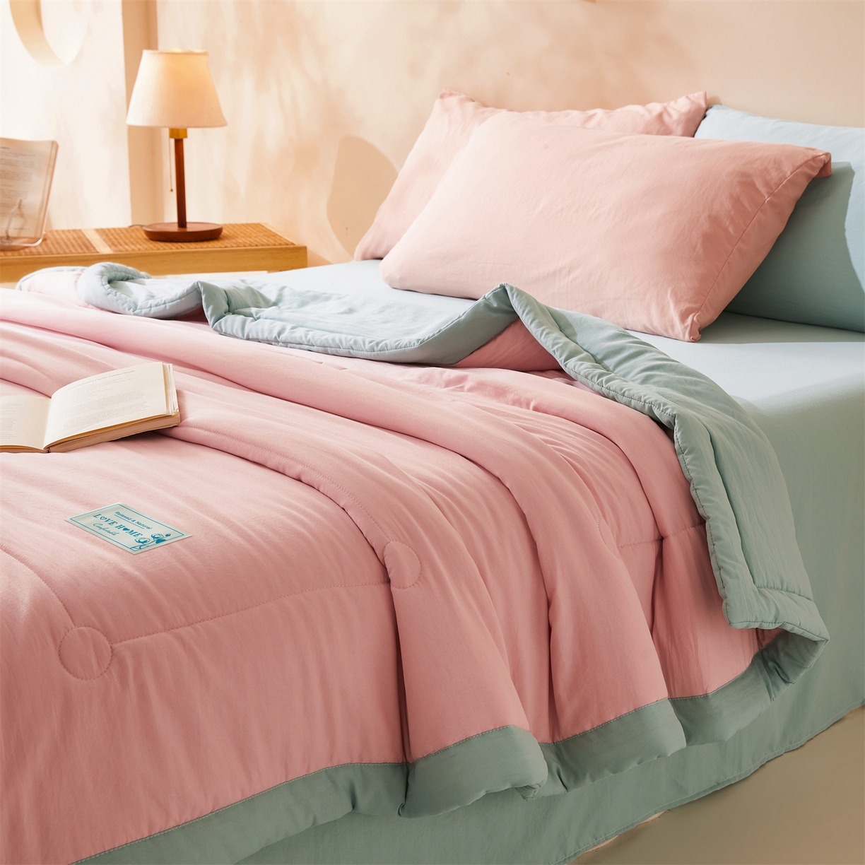 91家纺网 家纺一手货源 找家纺 罗布斯 2026新款简约纯色风水洗棉双拼夏被新疆棉花被夏凉被空调被(买家秀加微） 樱花粉拼果绿