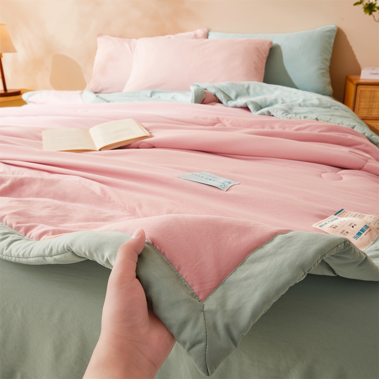 91家纺网 家纺一手货源 找家纺 罗布斯 2026新款简约纯色风水洗棉双拼夏被新疆棉花被夏凉被空调被(买家秀加微） 樱花粉拼果绿