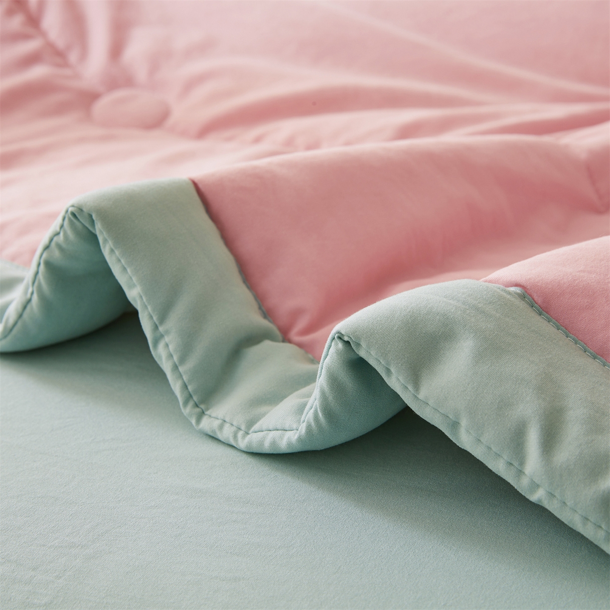 91家纺网 家纺一手货源 找家纺 罗布斯 2026新款简约纯色风水洗棉双拼夏被新疆棉花被夏凉被空调被(买家秀加微） 樱花粉拼果绿