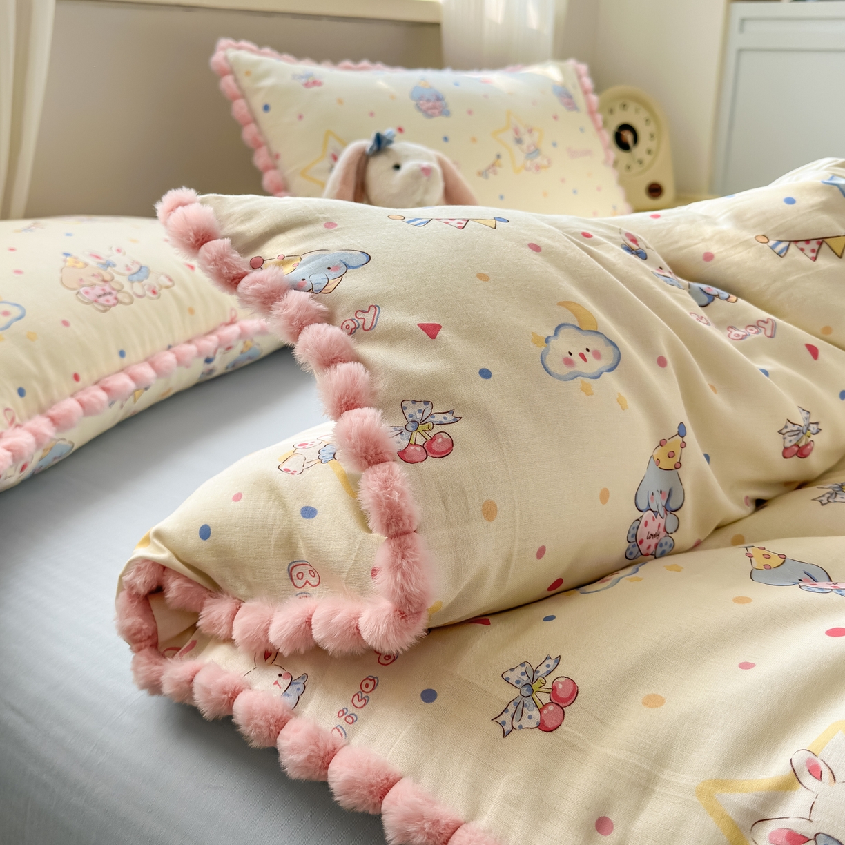 91家纺网 家纺一手货源 找家纺 丽涵家纺 2026新款全棉双层纱全棉纯棉大雁纹毛球花边四件套 小象马戏团