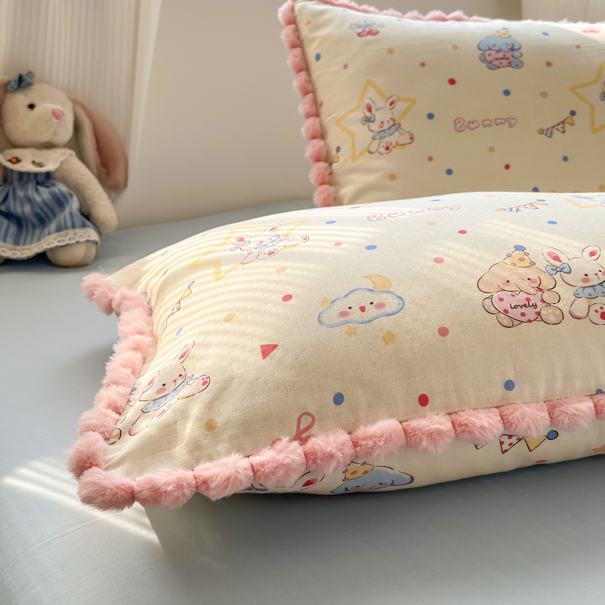 91家纺网 家纺一手货源 找家纺 丽涵家纺 2026新款全棉双层纱全棉纯棉大雁纹毛球花边四件套 小象马戏团