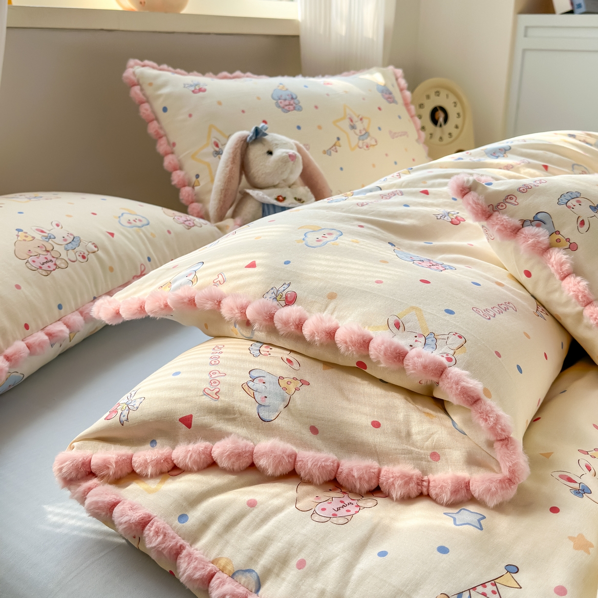 91家纺网 家纺一手货源 找家纺 丽涵家纺 2026新款全棉双层纱全棉纯棉大雁纹毛球花边四件套 小象马戏团