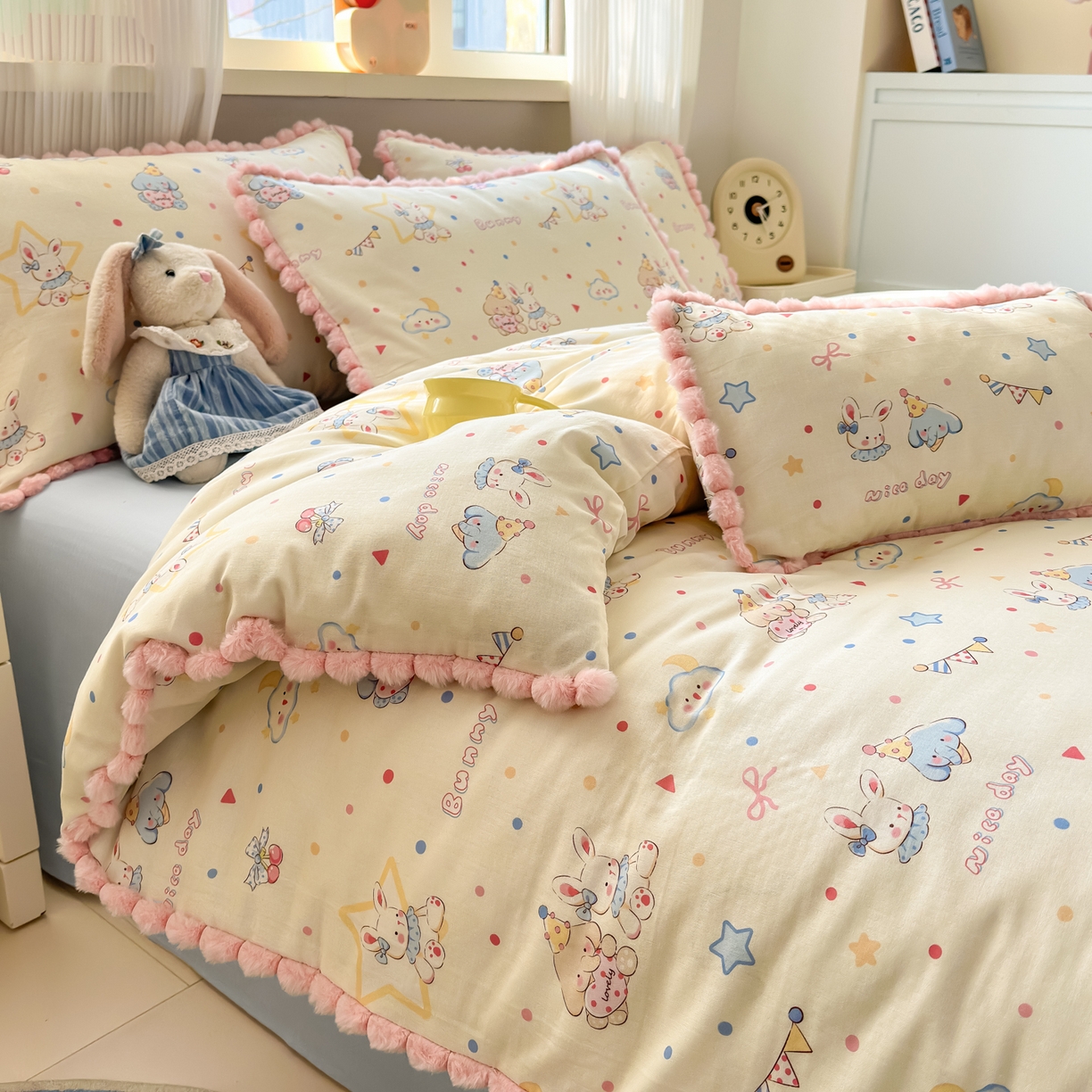 91家纺网 家纺一手货源 找家纺 丽涵家纺 2026新款全棉双层纱全棉纯棉大雁纹毛球花边四件套 小象马戏团