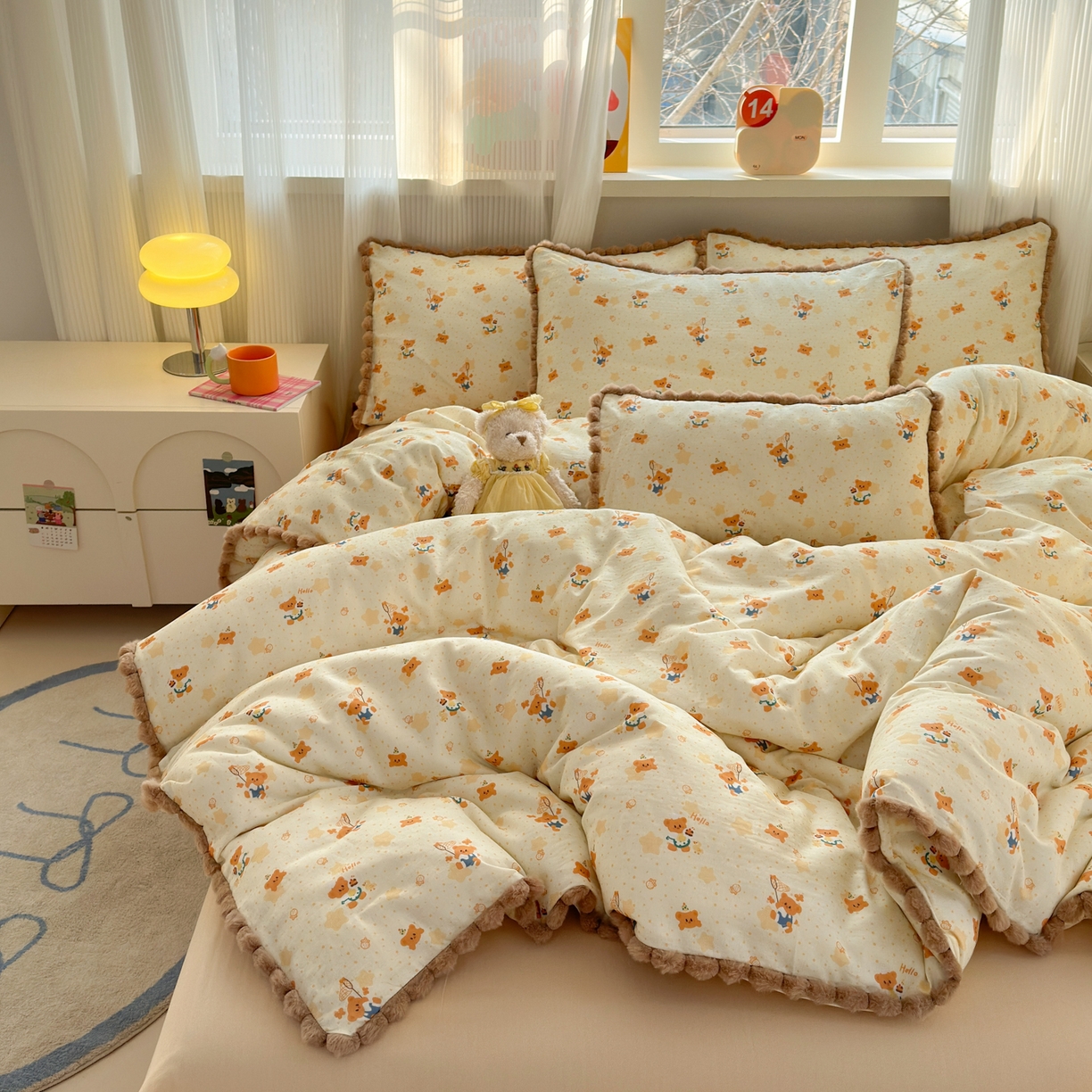 91家纺网 家纺一手货源 找家纺 丽涵家纺 2026新款全棉双层纱全棉纯棉大雁纹毛球花边四件套 小熊郊游