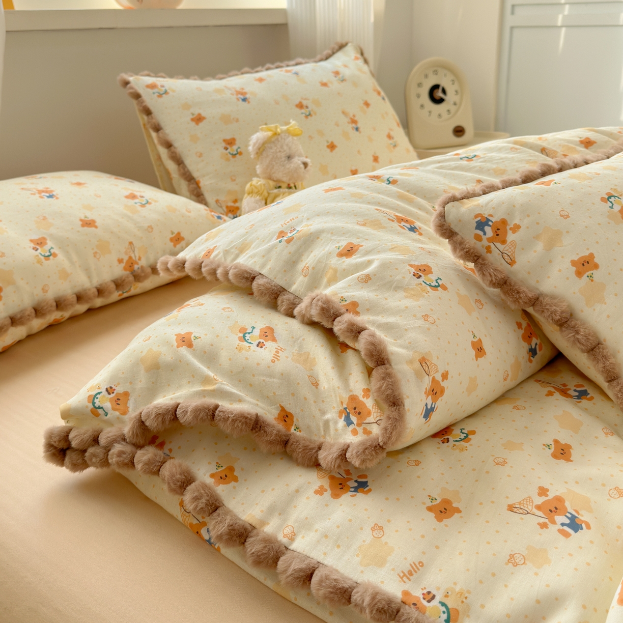 91家纺网 家纺一手货源 找家纺 丽涵家纺 2026新款全棉双层纱全棉纯棉大雁纹毛球花边四件套 小熊郊游