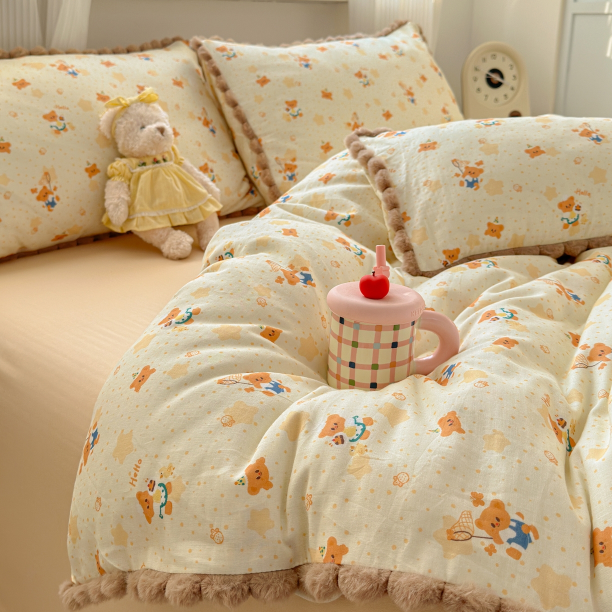 91家纺网 家纺一手货源 找家纺 丽涵家纺 2026新款全棉双层纱全棉纯棉大雁纹毛球花边四件套 小熊郊游