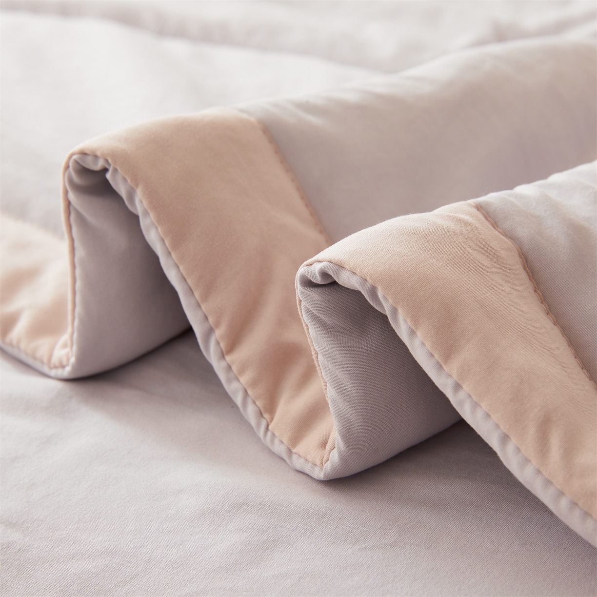 91家纺网 家纺一手货源 找家纺 罗布斯 2026新款简约纯色风水洗棉双拼夏被新疆棉花被夏凉被空调被(买家秀加微） 月光灰