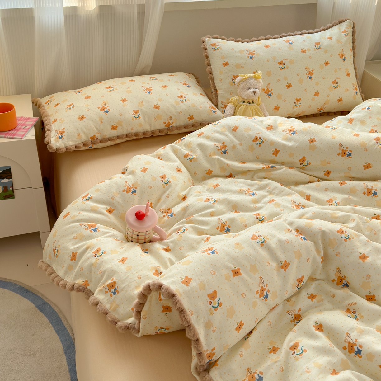 91家纺网 家纺一手货源 找家纺 丽涵家纺 2026新款全棉双层纱全棉纯棉大雁纹毛球花边四件套 小熊郊游