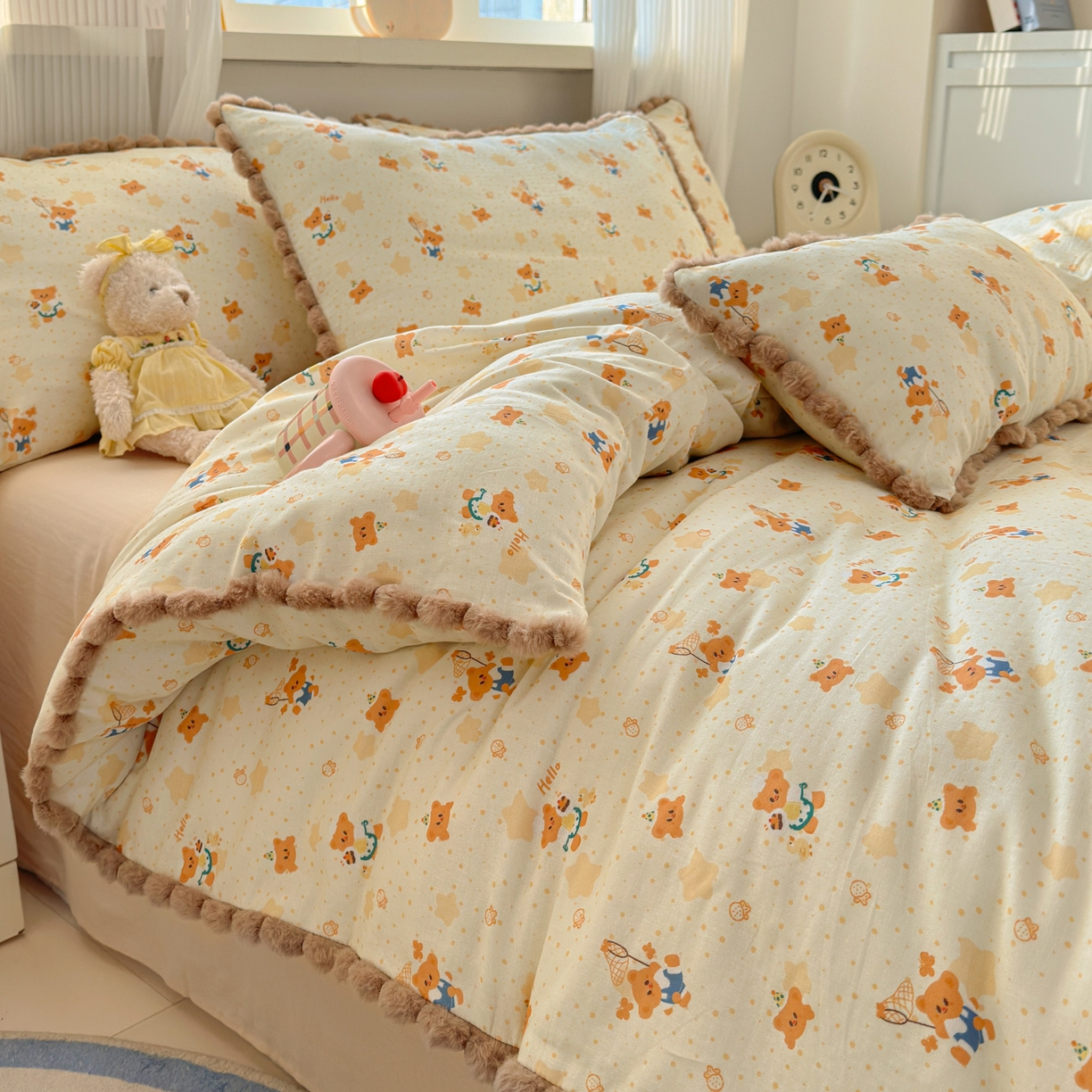 91家纺网 家纺一手货源 找家纺 丽涵家纺 2026新款全棉双层纱全棉纯棉大雁纹毛球花边四件套 小熊郊游