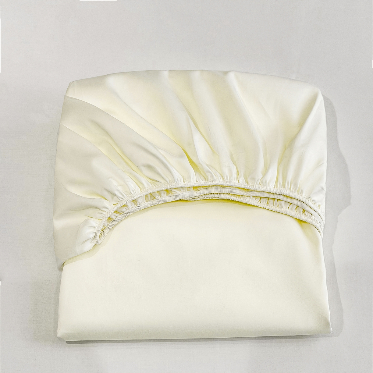 91家纺网 家纺一手货源 找家纺 莱势 2026新品100支全棉纯棉50x50s贡缎长绒棉纯色素色单品床单 床笠 枕套 奶昔白