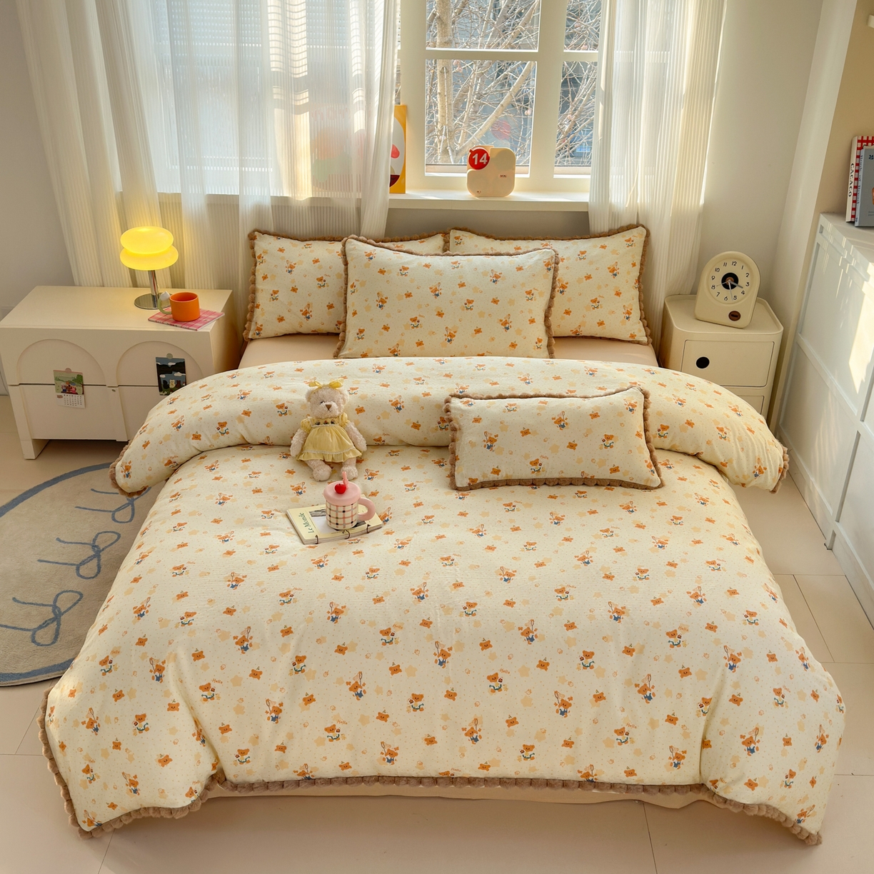 91家纺网 家纺一手货源 找家纺 丽涵家纺 2026新款全棉双层纱全棉纯棉大雁纹毛球花边四件套 小熊郊游