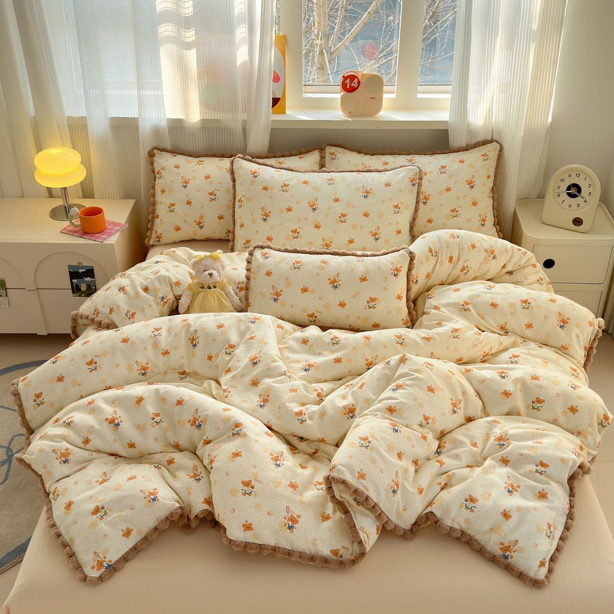 91家纺网 家纺一手货源 找家纺 丽涵家纺 2026新款全棉双层纱全棉纯棉大雁纹毛球花边四件套 小熊郊游