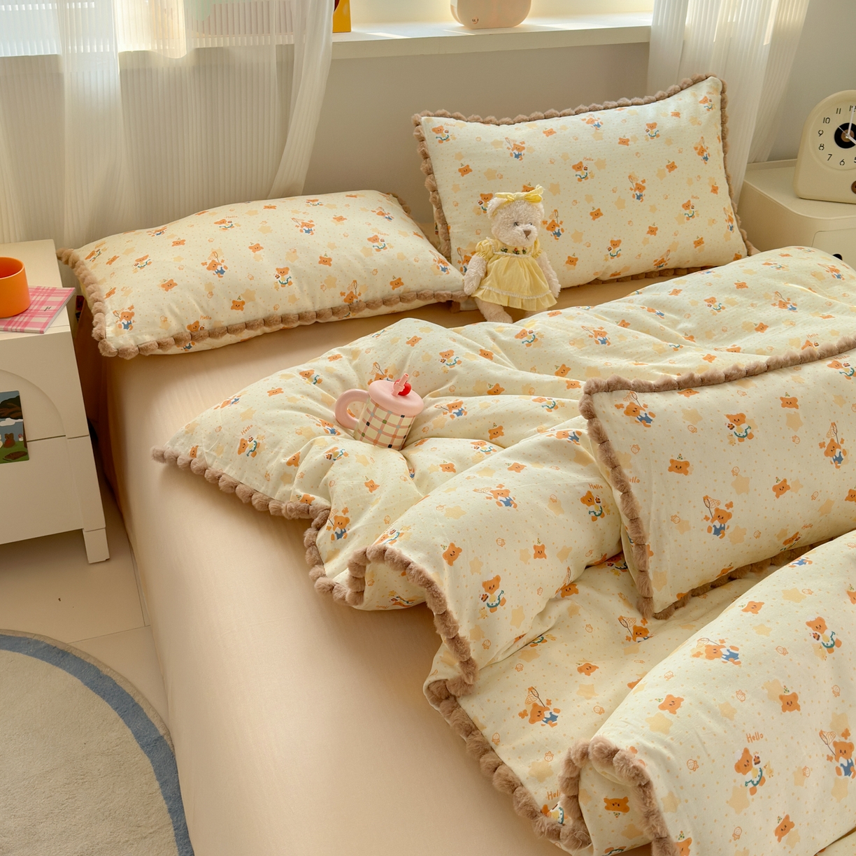 91家纺网 家纺一手货源 找家纺 丽涵家纺 2026新款全棉双层纱全棉纯棉大雁纹毛球花边四件套 小熊郊游