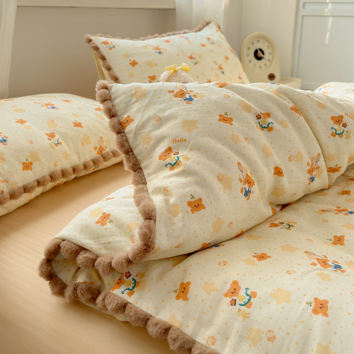 91家纺网 家纺一手货源 找家纺 丽涵家纺 2026新款全棉双层纱全棉纯棉大雁纹毛球花边四件套 小熊郊游