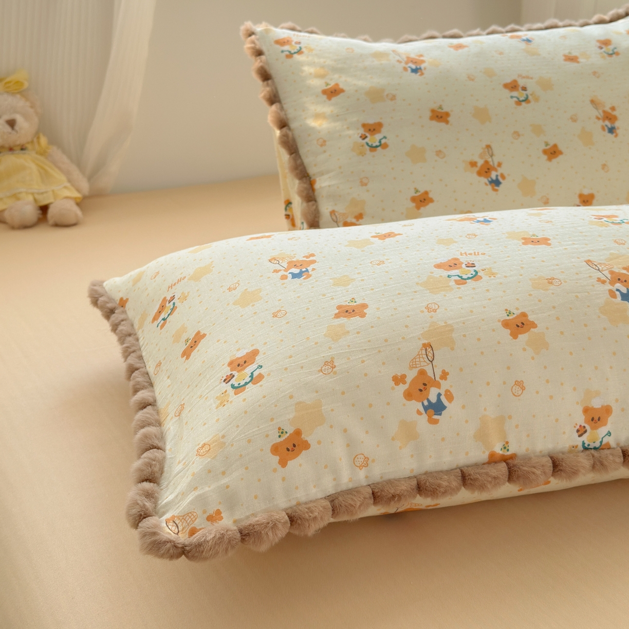 91家纺网 家纺一手货源 找家纺 丽涵家纺 2026新款全棉双层纱全棉纯棉大雁纹毛球花边四件套 小熊郊游