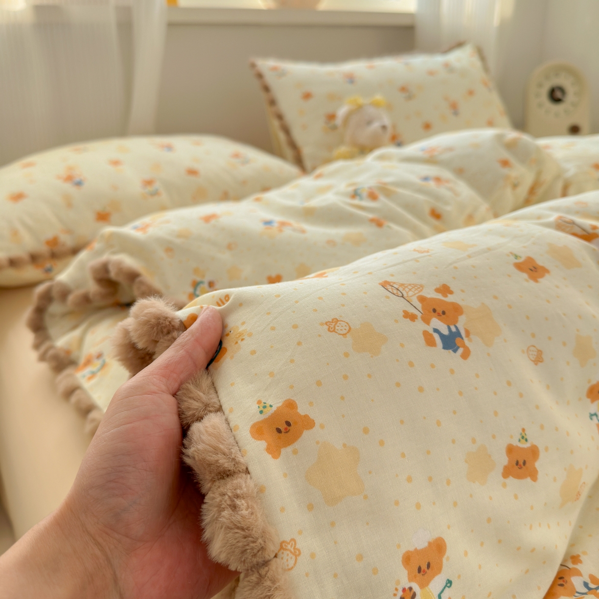 91家纺网 家纺一手货源 找家纺 丽涵家纺 2026新款全棉双层纱全棉纯棉大雁纹毛球花边四件套 小熊郊游