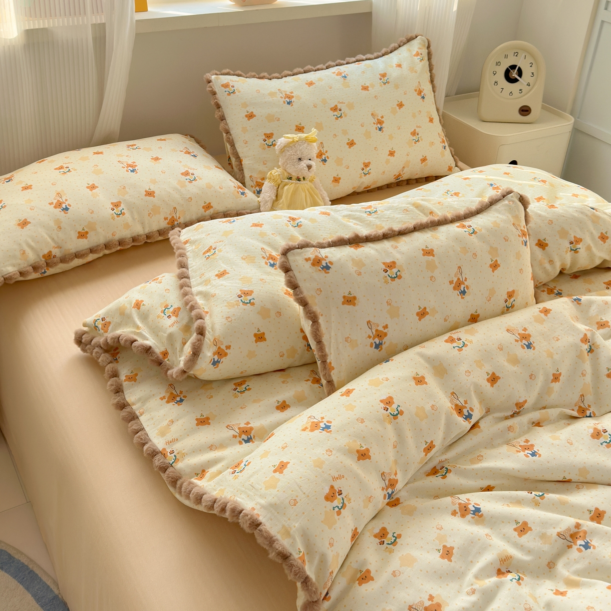 91家纺网 家纺一手货源 找家纺 丽涵家纺 2026新款全棉双层纱全棉纯棉大雁纹毛球花边四件套 小熊郊游