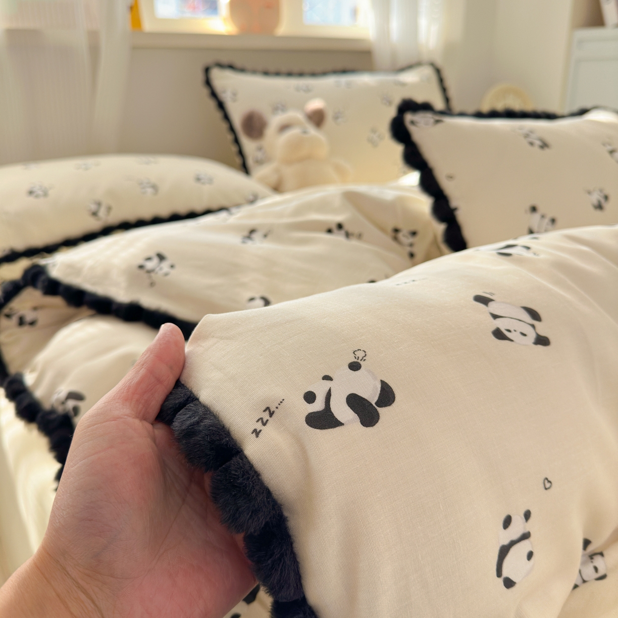 91家纺网 家纺一手货源 找家纺 丽涵家纺 2026新款全棉双层纱全棉纯棉大雁纹毛球花边四件套 熊猫笨笨