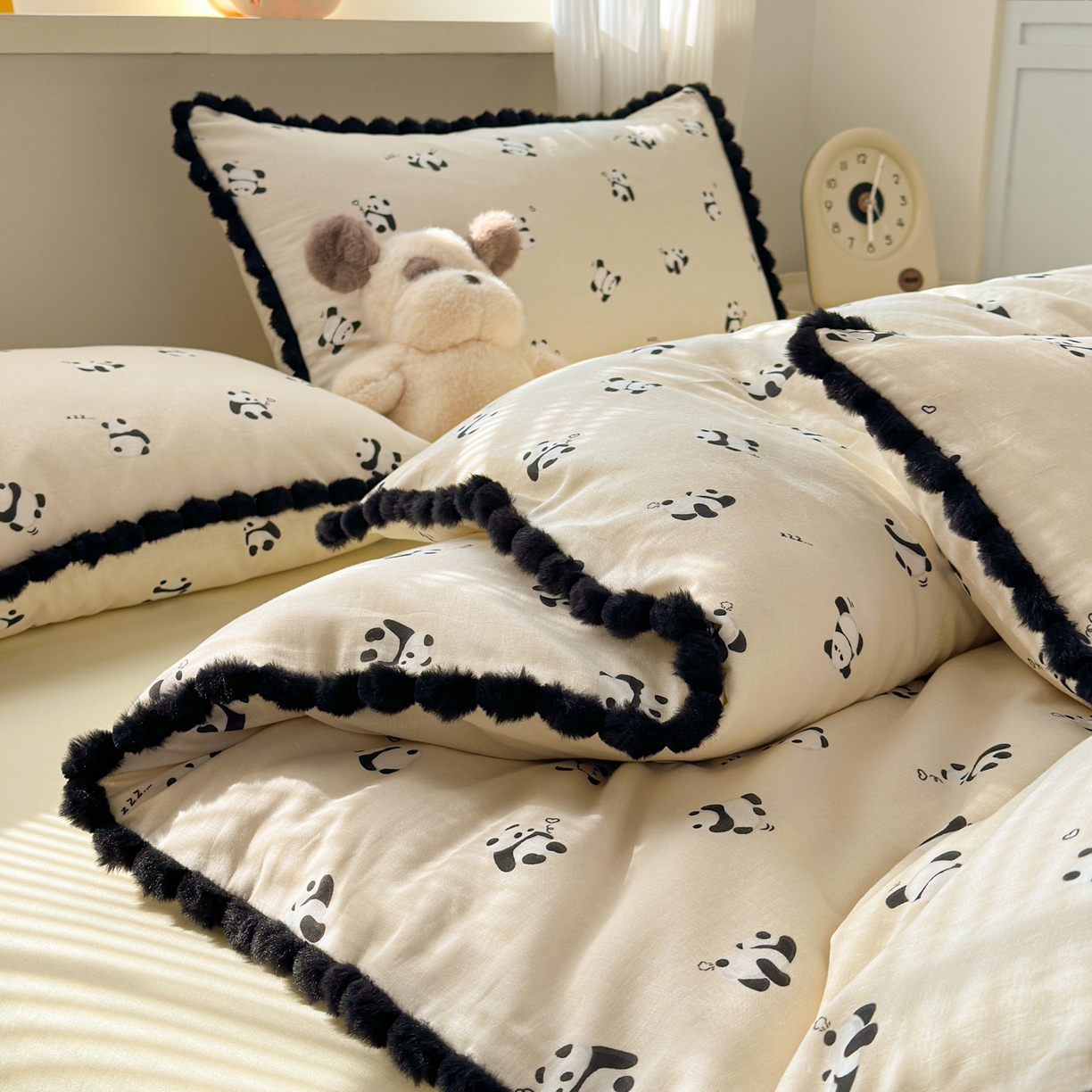 91家纺网 家纺一手货源 找家纺 丽涵家纺 2026新款全棉双层纱全棉纯棉大雁纹毛球花边四件套 熊猫笨笨