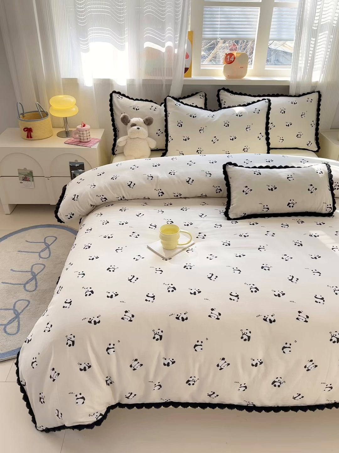 91家纺网 家纺一手货源 找家纺 丽涵家纺 2026新款全棉双层纱全棉纯棉大雁纹毛球花边四件套 熊猫笨笨