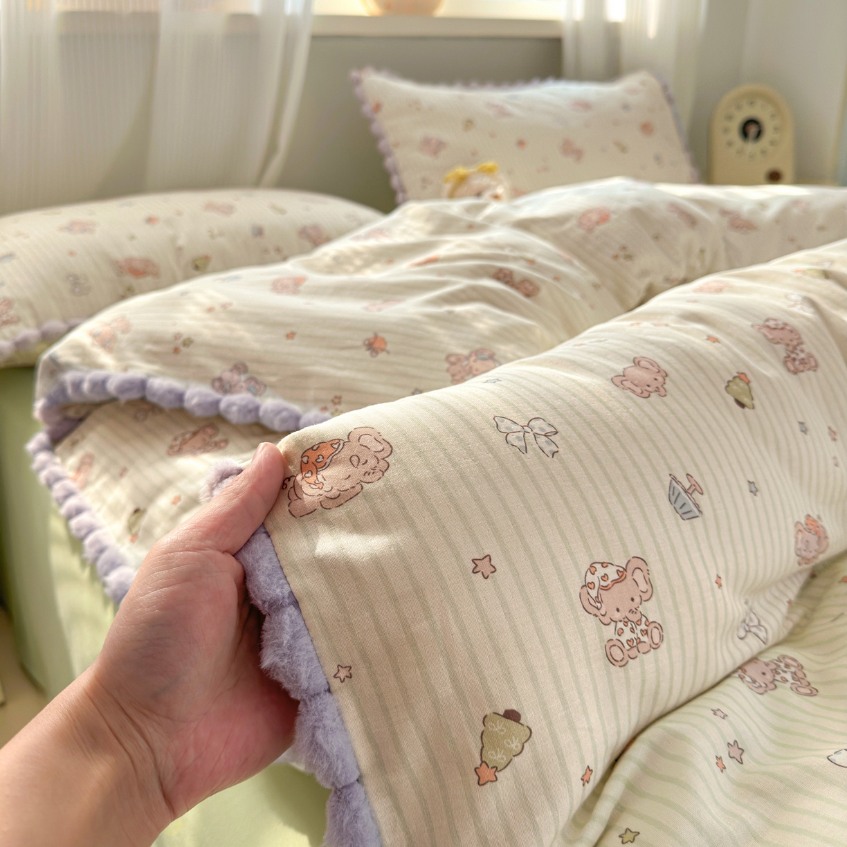 91家纺网 家纺一手货源 找家纺 丽涵家纺 2026新款全棉双层纱全棉纯棉大雁纹毛球花边四件套 音乐小象-绿