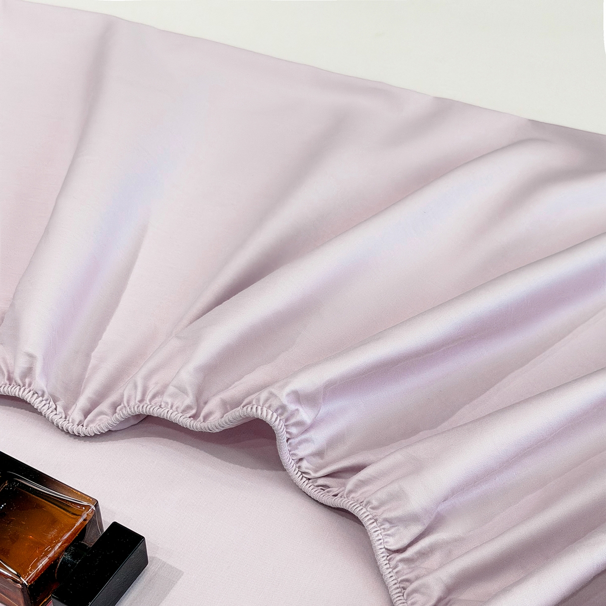 91家纺网 家纺一手货源 找家纺 莱势 2026新品100支全棉纯棉50x50s贡缎长绒棉纯色素色单品床单 床笠 枕套 香芋紫