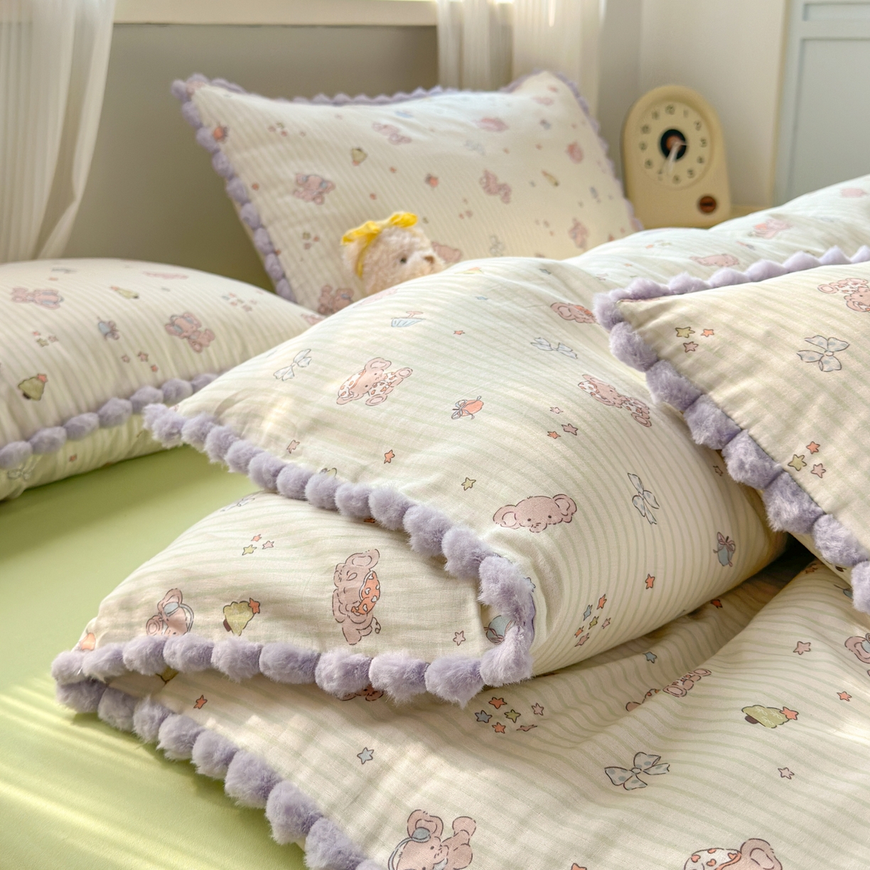 91家纺网 家纺一手货源 找家纺 丽涵家纺 2026新款全棉双层纱全棉纯棉大雁纹毛球花边四件套 音乐小象-绿