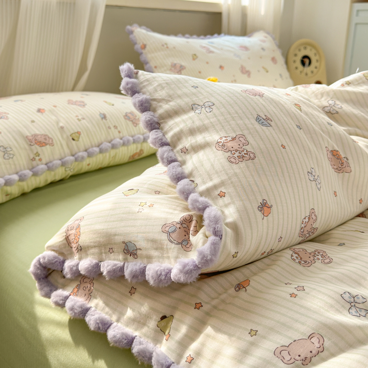 91家纺网 家纺一手货源 找家纺 丽涵家纺 2026新款全棉双层纱全棉纯棉大雁纹毛球花边四件套 音乐小象-绿