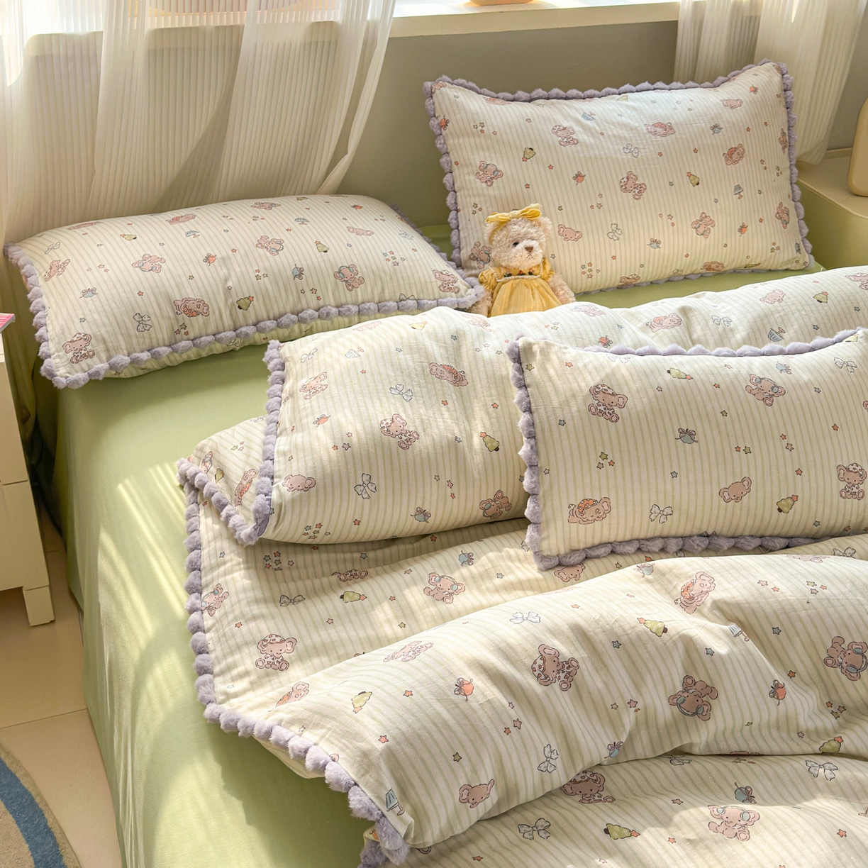 91家纺网 家纺一手货源 找家纺 丽涵家纺 2026新款全棉双层纱全棉纯棉大雁纹毛球花边四件套 音乐小象-绿