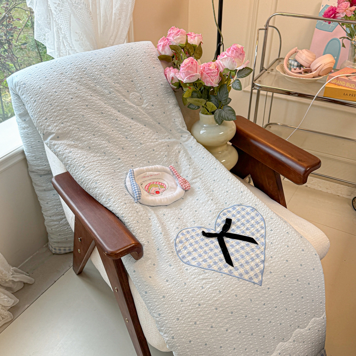 91家纺网 家纺一手货源 找家纺 （总）子钦家纺 2026新款春夏新款提花泡芙棉贴布绣手包边单夏被夏被四件套-丘比特的爱恋