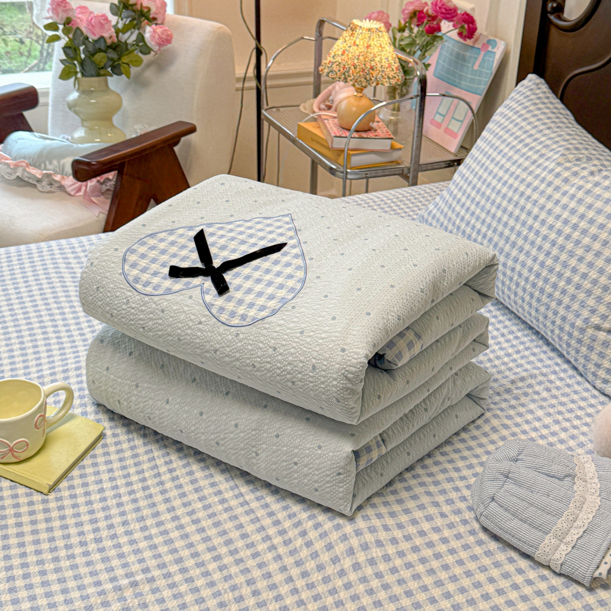 91家纺网 家纺一手货源 找家纺 （总）子钦家纺 2026新款春夏新款提花泡芙棉贴布绣手包边单夏被夏被四件套-丘比特的爱恋