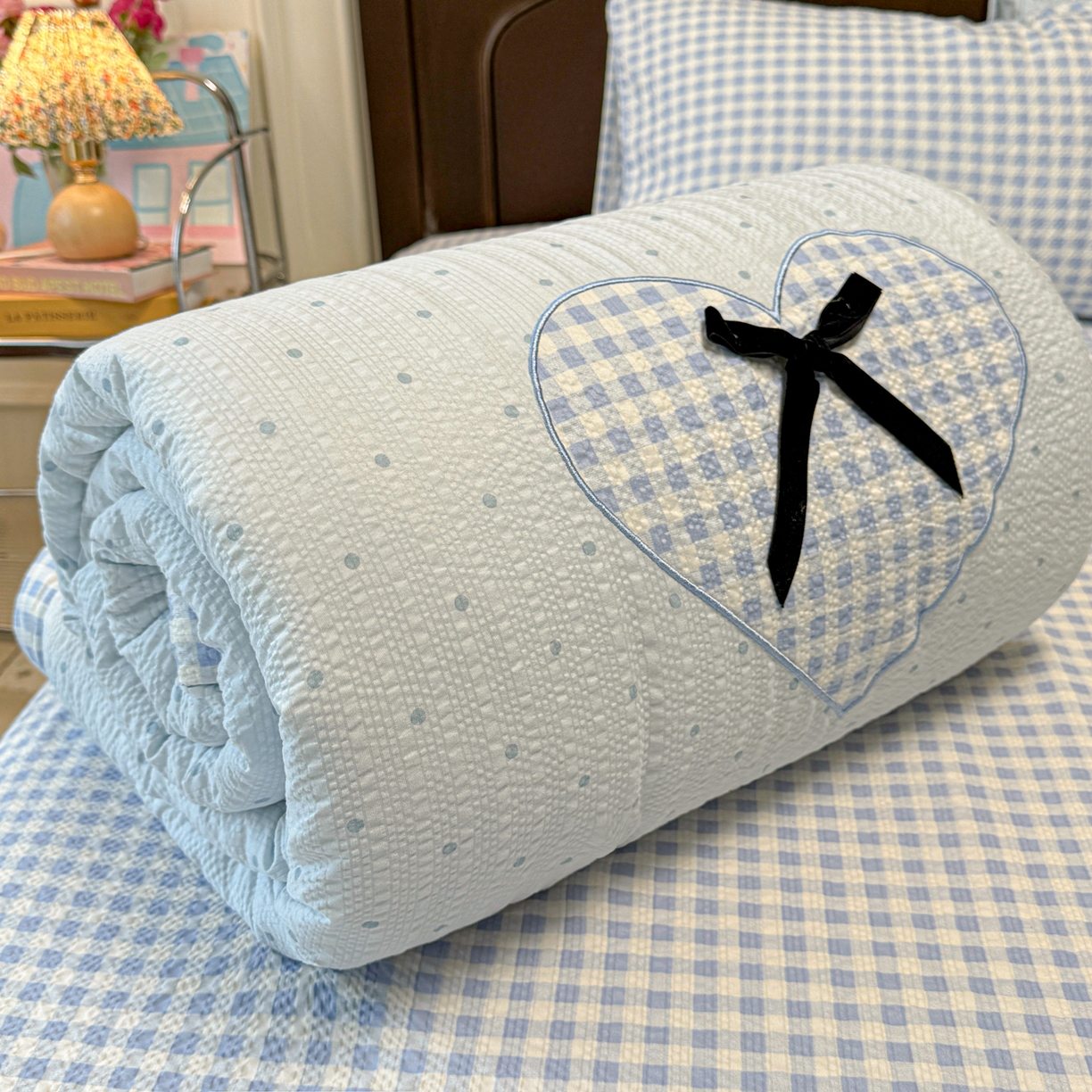 91家纺网 家纺一手货源 找家纺 （总）子钦家纺 2026新款春夏新款提花泡芙棉贴布绣手包边单夏被夏被四件套-丘比特的爱恋