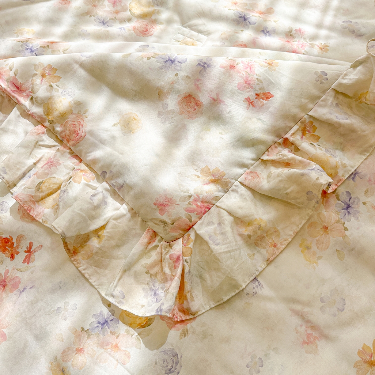 91家纺网 家纺一手货源 找家纺 宜凡 2026新款莱赛尔数码印花夹棉床盖夏被四件套 海棠听风