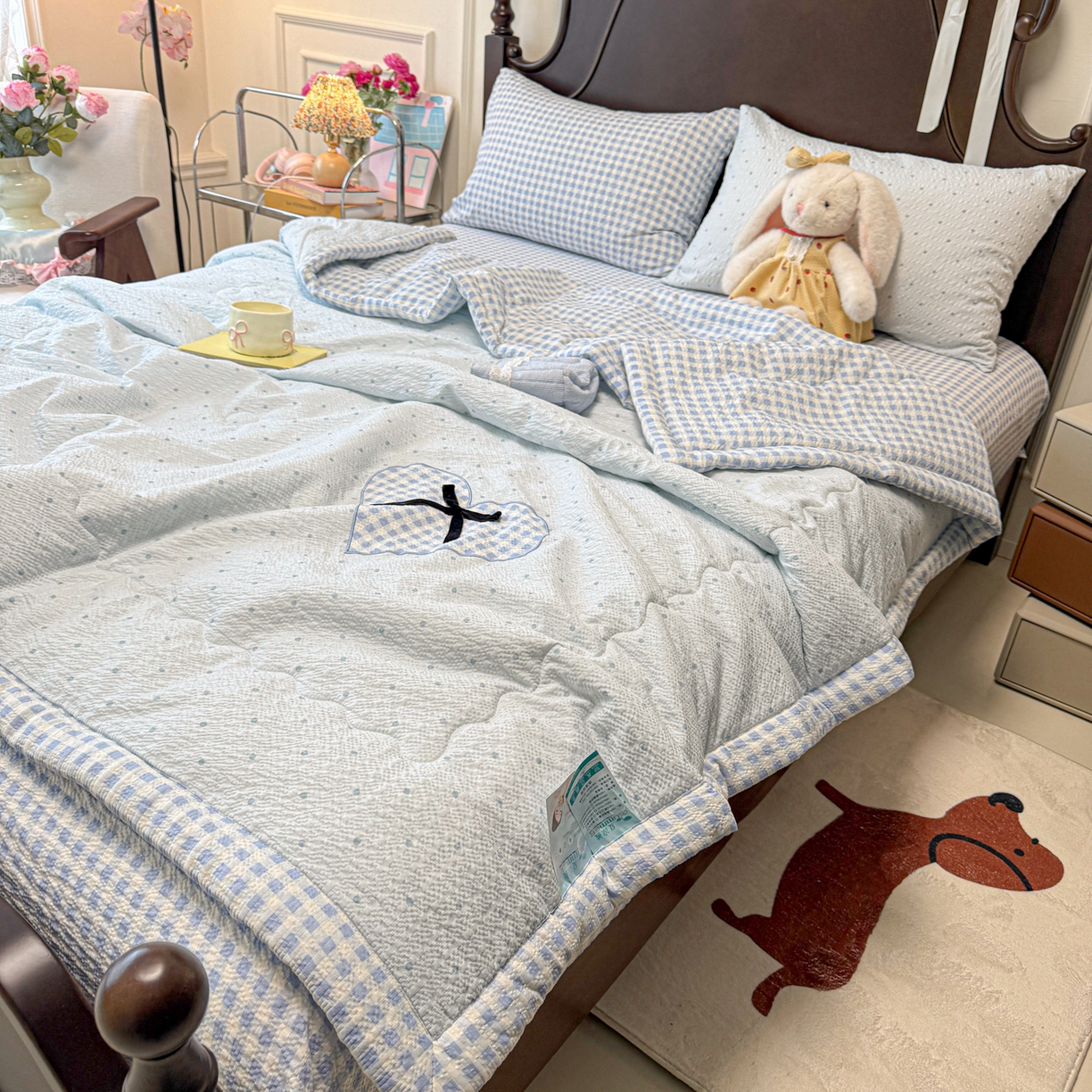 91家纺网 家纺一手货源 找家纺 （总）子钦家纺 2026新款春夏新款提花泡芙棉贴布绣手包边单夏被夏被四件套-丘比特的爱恋