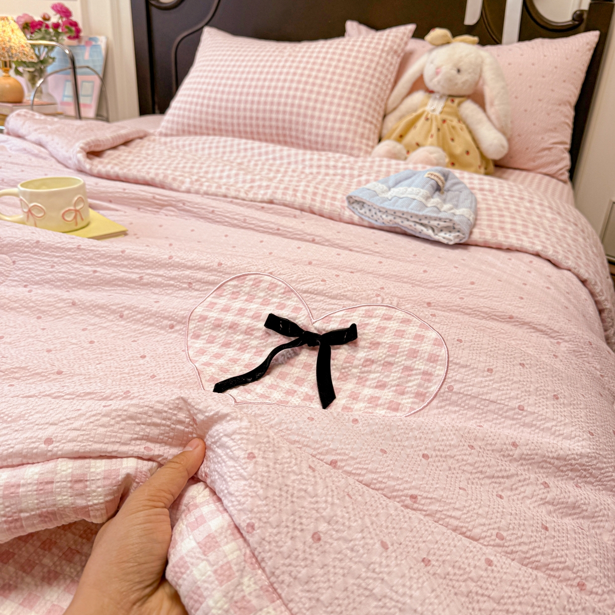 91家纺网 家纺一手货源 找家纺 子钦家纺 2026新款春夏新款提花泡芙棉贴布绣手包边单夏被夏被四件套-丘比特的爱恋 丘比特的爱恋-奶粉波点+粉波点