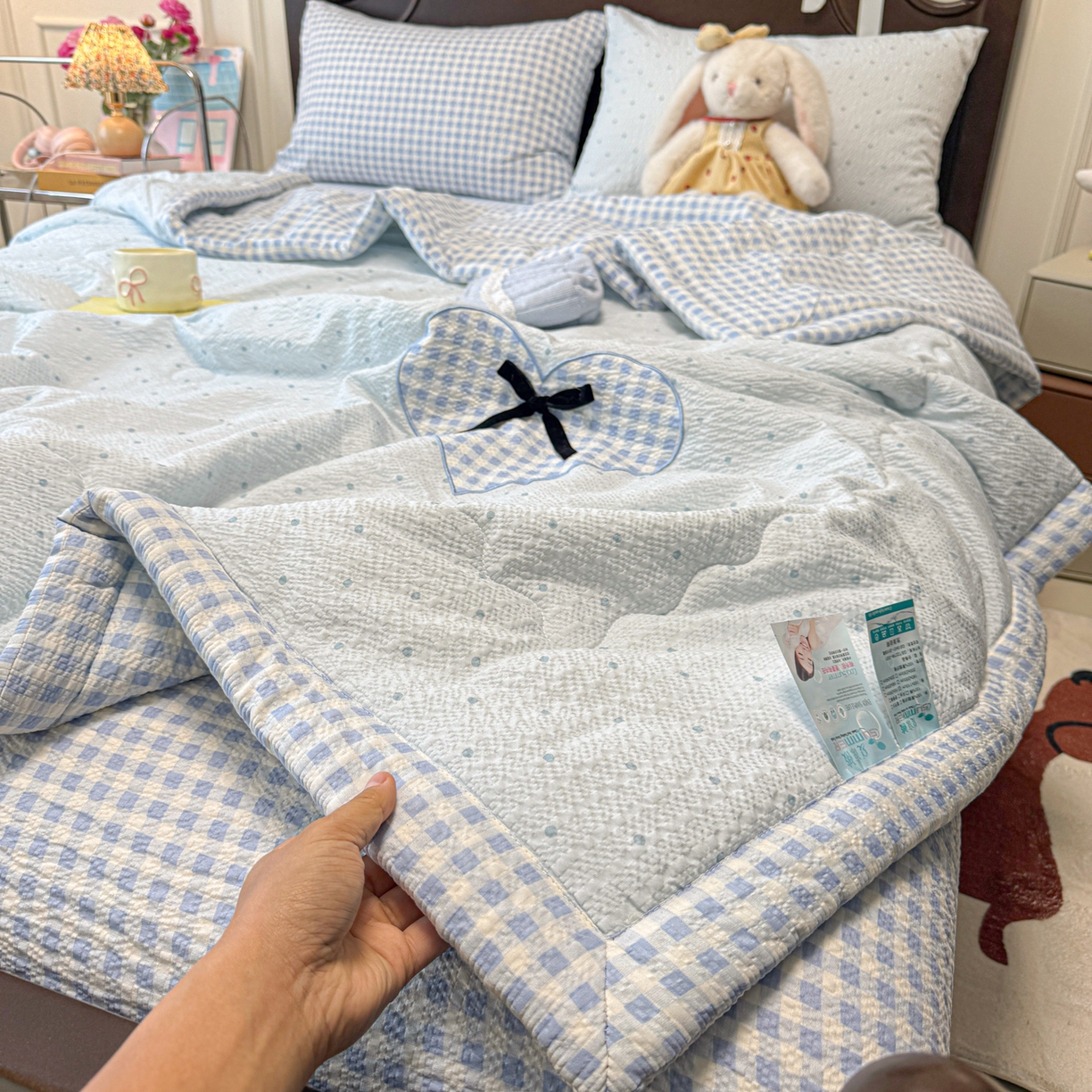 91家纺网 家纺一手货源 找家纺 （总）子钦家纺 2026新款春夏新款提花泡芙棉贴布绣手包边单夏被夏被四件套-丘比特的爱恋