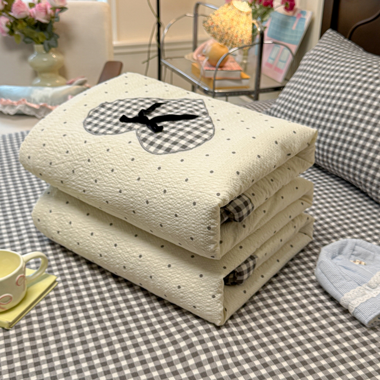 91家纺网 家纺一手货源 找家纺 子钦家纺 2026新款春夏新款提花泡芙棉贴布绣手包边单夏被夏被四件套-丘比特的爱恋 丘比特的爱恋-奶黑波点+黑小格